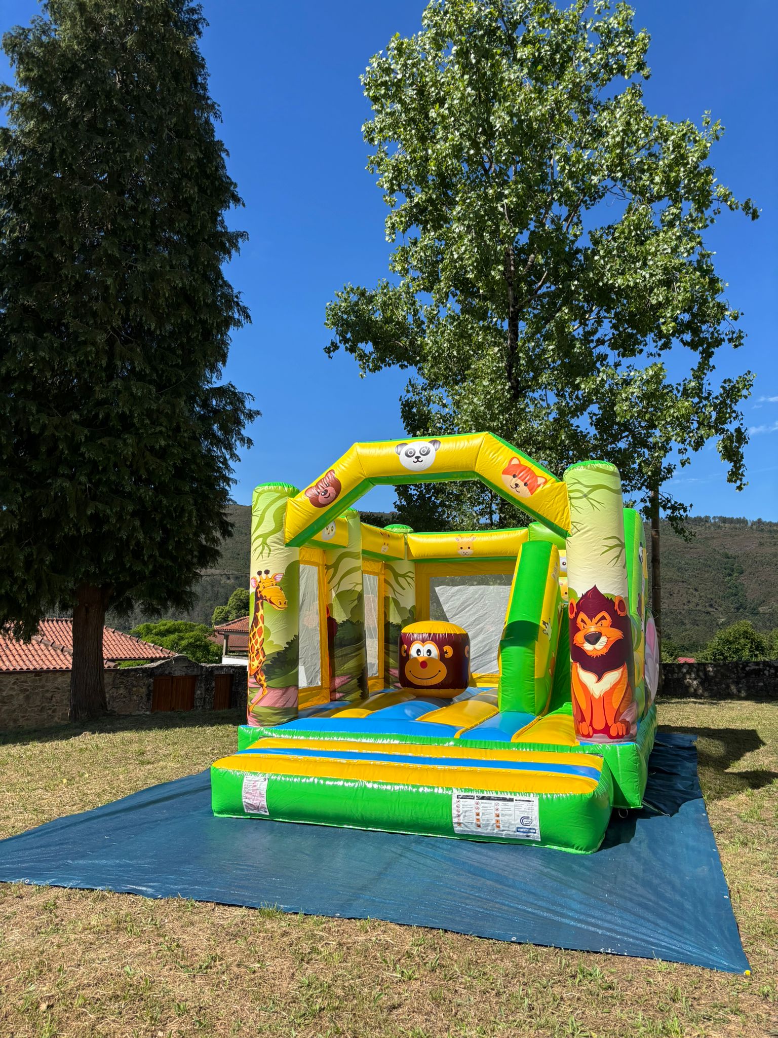 Insuflável Aventura colorido para festas de aniversário